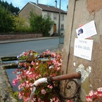 Carton d'invitation aux festivités du Cercle de Madame du Châtelet mis à la fontaine du village