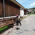 Préparation des poutres pour la passerelle Bajeu Etang