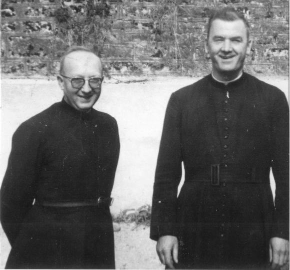 L’abbé Senger (g.), dernier curé du Val, et son prédécesseur, l’abbé Jeanson (d.), au moment de la passation de service à la paroisse en 1965.