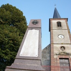 Monument commémoratif et église