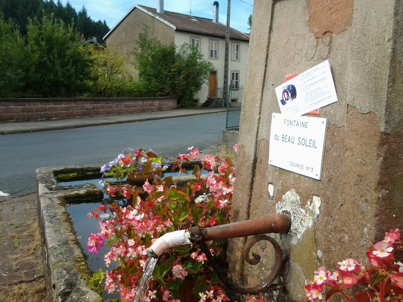Carton d'invitation aux festivités du Cercle de Madame du Châtelet mis à la fontaine du village.jpg