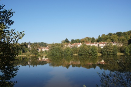 Vue sur le Bajeu et l'église depuis l'étang